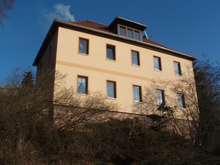 Bild: neue Schule heute, rechts neben Denkmalhof